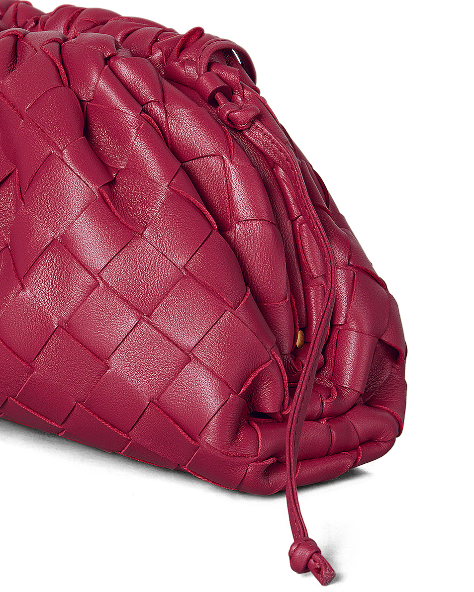 bottega veneta the pouch 20 手拿包 – amaranto & gold | fwrd