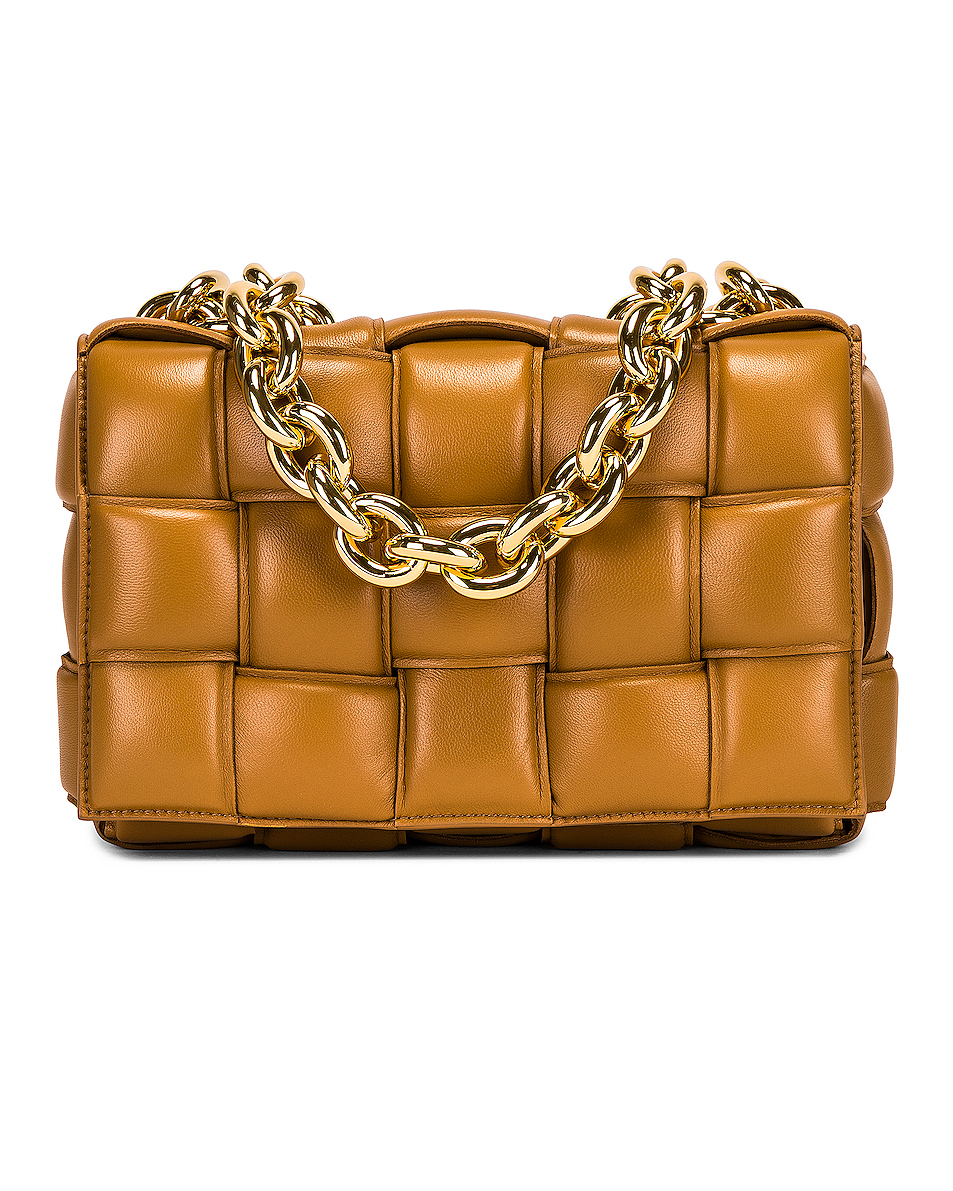 bottega veneta chain cassette 包袋 – caramel & gold | fwrd