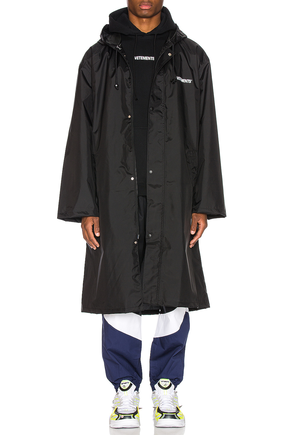 vetements copyright 雨衣 – black & white | fwrd